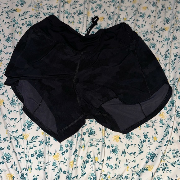 Lululemon shorts camo size 12 - Picture 2 of 2